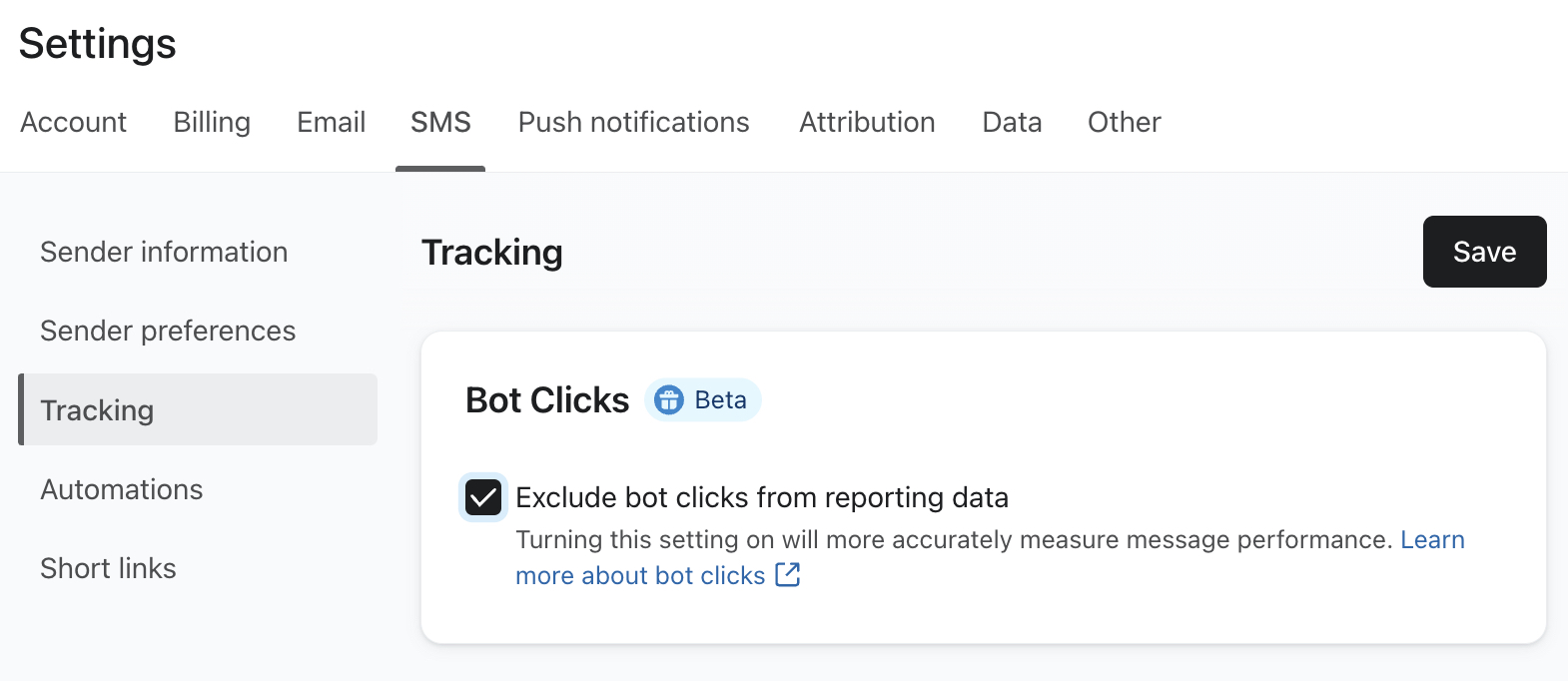 Der Abschnitt Tracking im Einstellungsmenü SMS für ein Beispielkonto zeigt, dass das Kästchen aktiviert ist, um Bot-Klicks von SMS Reporting auszuschließen.