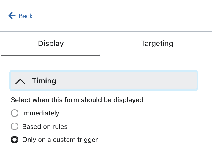 La sezione Temporizzazione della scheda Destinazione e comportamenti nell'editor di moduli mostra l'opzione Mostra su un trigger personalizzato selezionato.