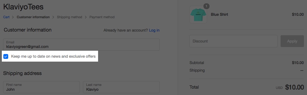 Boutique en ligne KlaviyoTees, avec une case relative à l’envoi d’actualités et d’offres exclusives cochée et mise en évidence en blanc