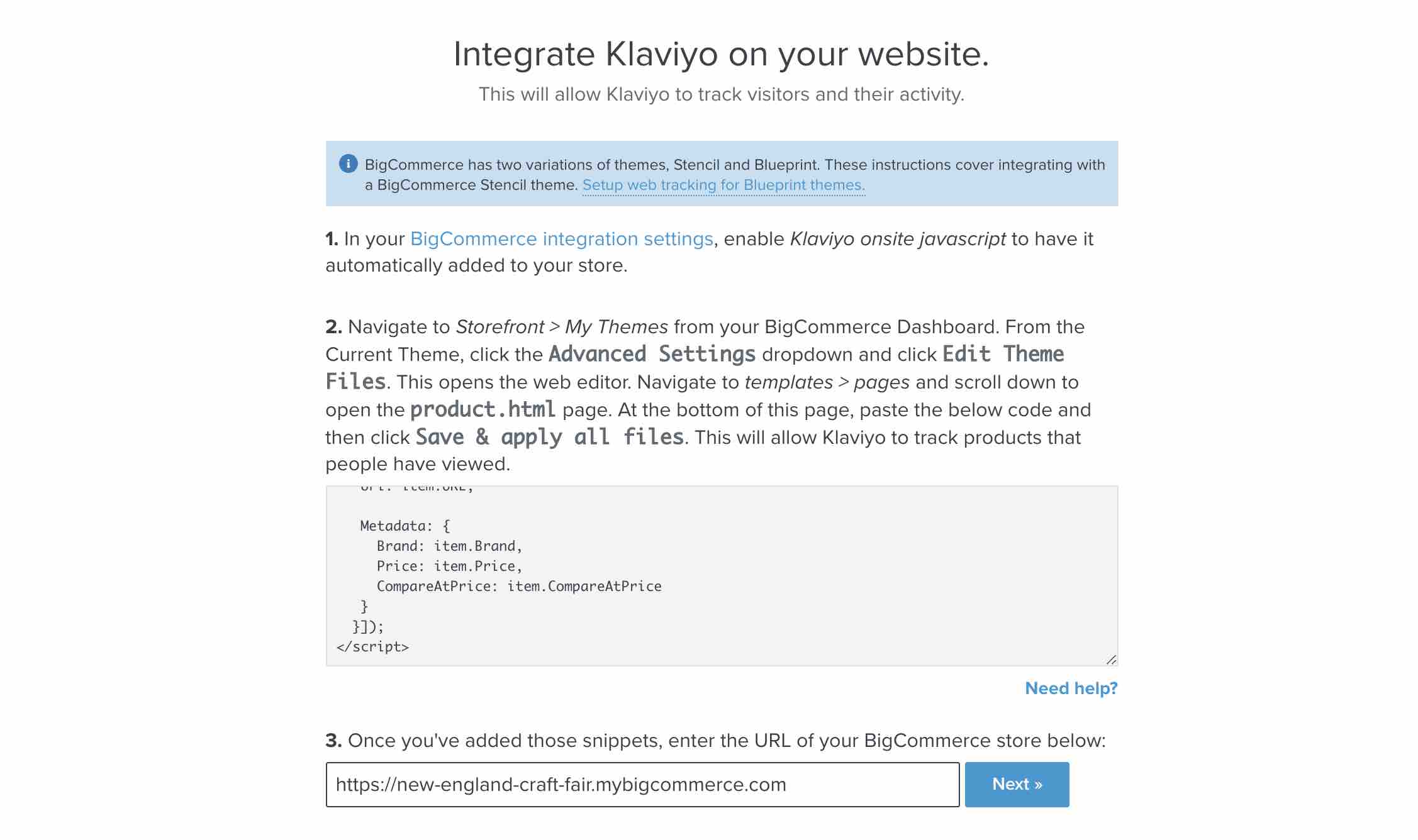 Page de configuration du tracking sur site dans Klaviyo en trois étapes. La troisième étape comporte une zone de texte avec l’URL de la boutique BigCommerce et le bouton Suivant sur fond bleu.