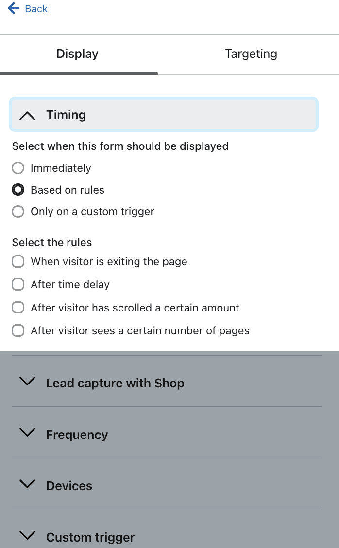 A opção Based on rules (Baseado em regras) selecionada na seção Timing (Tempo) da guia Targeting and behaviors (Direcionamento e comportamentos) do editor de formulários.