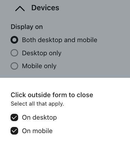 A opção Click outside form to close (Clique fora do formulário para fechar) na seção Display (Exibição) para um formulário pop-up que mostre a seleção de desktop e celular.