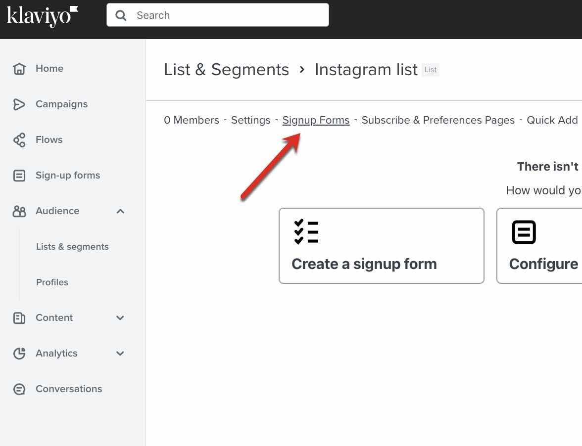 La pagina di una particolare lista nella scheda Lista e segmenti con una freccia che punta alla voce Moduli di iscrizione nella barra dei menu.