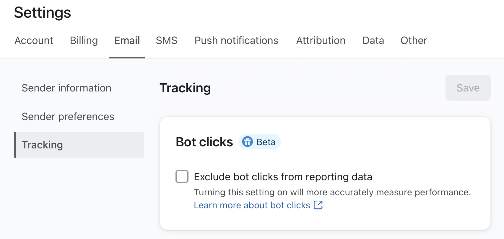 El menú Seguimiento dentro de la configuración predeterminada del correo electrónico de una cuenta muestra la opción Excluir clics de bots desmarcada.