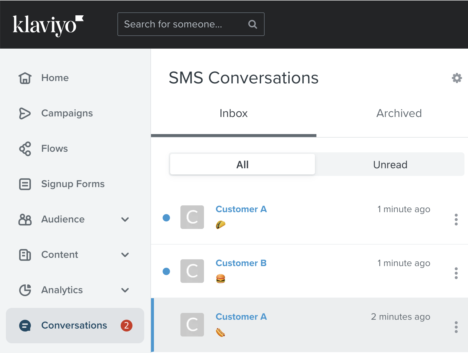 Barra de navegación en Klaviyo mostrando 2 conversaciones SMS no leídas