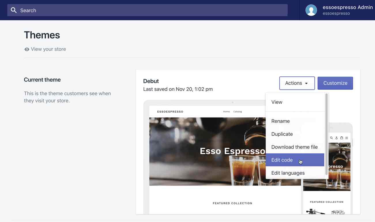De pagina met Shopify-thema's toont espressoglazen in de rechterbenedenhoek met de vervolgkeuzelijst Acties geopend en Code bewerken geselecteerd