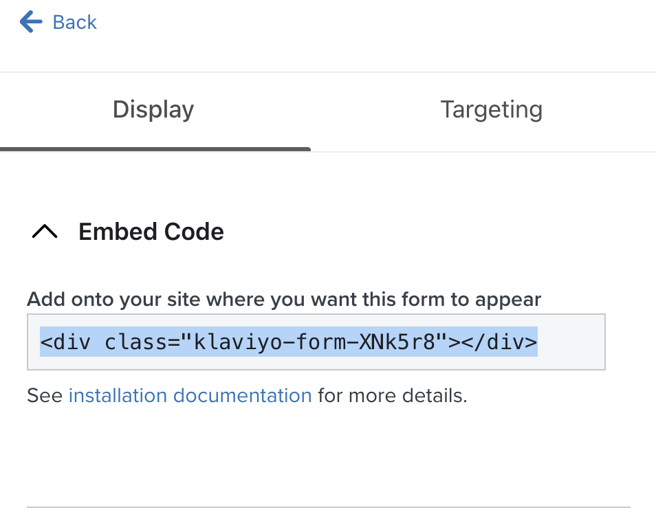 De embedcode van een voorbeeldformulier is gemarkeerd om te kopiëren uit het menu Weergave van het tabblad Doelgroepen en gedrag binnen de formuliereditor.
