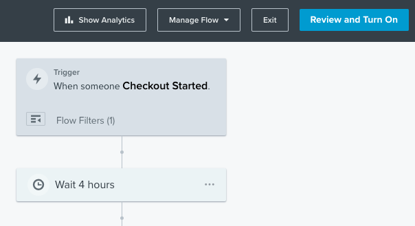 De knop Beoordelen en Aanzetten vind je in de rechterbovenhoek van de flow builder.