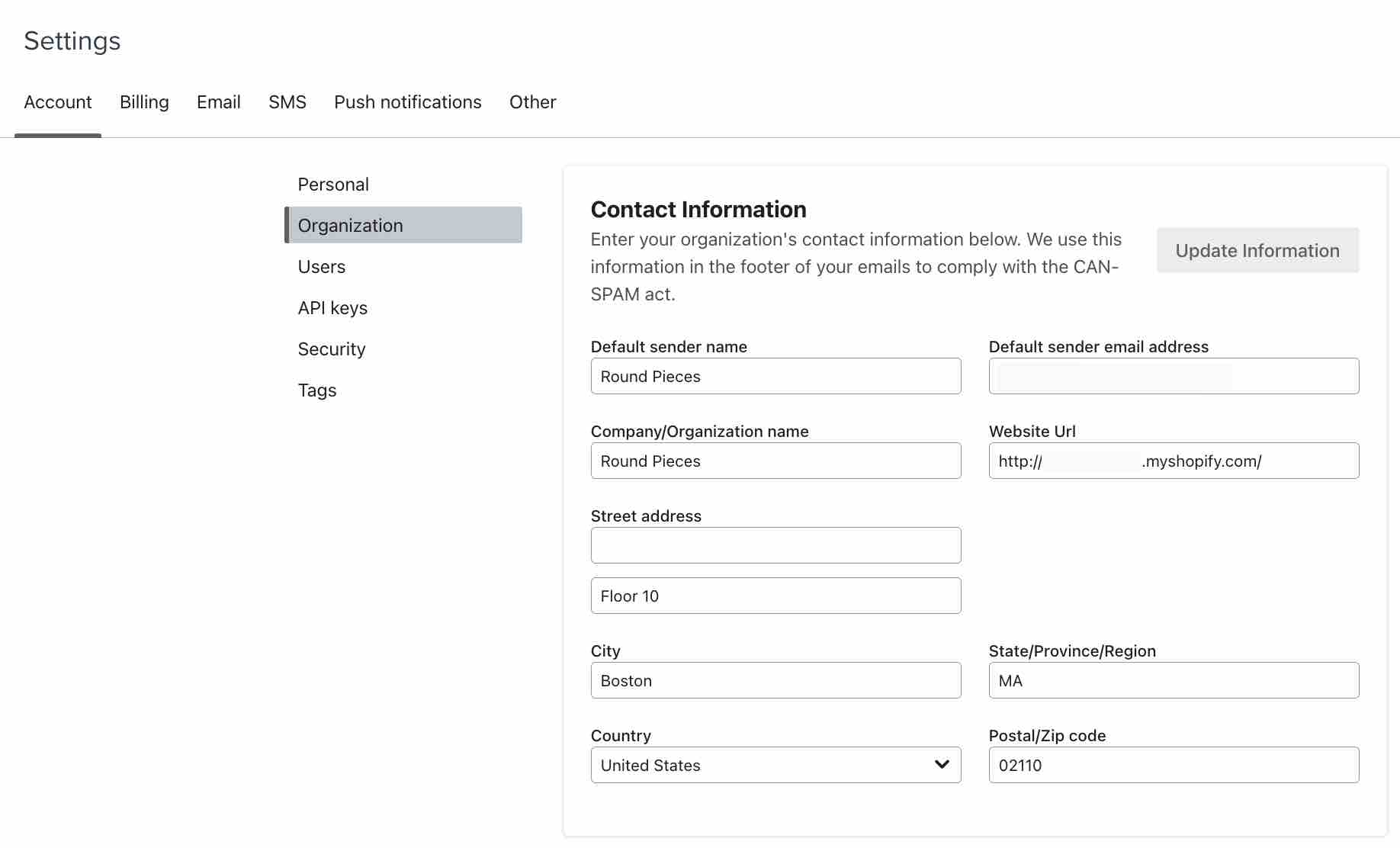 Organization tabblad account instellingen, waar je update de standaard afzendernaam en het e-mailadres kunt wijzigen.