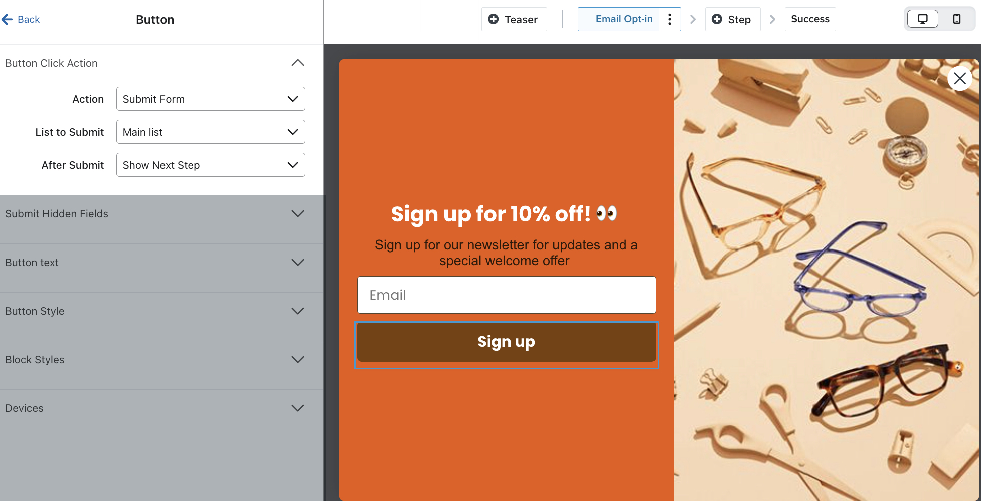 Ett exempel på ett helsidesformulär som skapas i formulärredigeraren med menyn Button öppen och Action inställd på Submit Form, listan to Submit inställd på Main lista och After Submit inställd på Show Next Step.