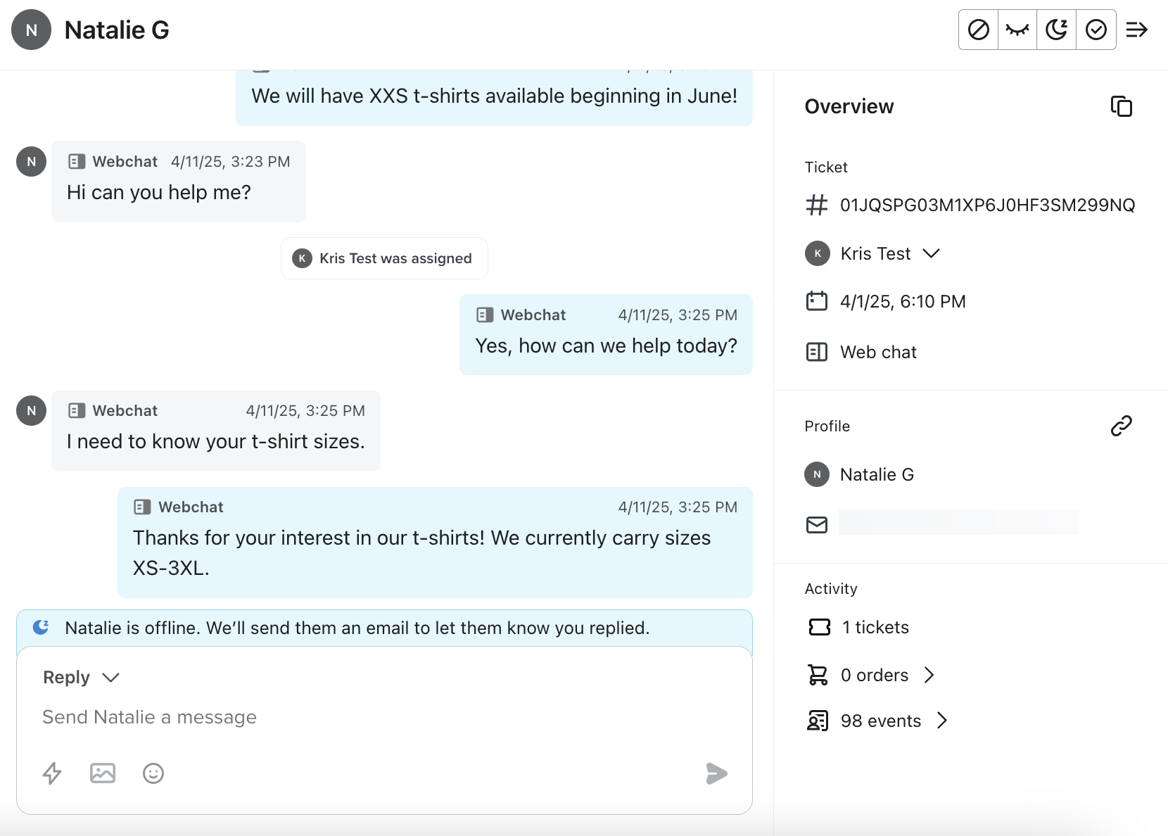 Ett exempel på Webbchatt-ärende som är öppet i Klaviyo inkorg med en Aktiv-konversation och panelen för profilinformation öppen.