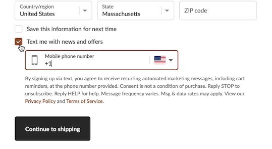 En sms-samtycke checkbox på ett exempel på en kassasida som visar en person som valt att prenumerera på sms-marknadsföring och sedan skrivit in sitt telefonnummer i ett indatafält.