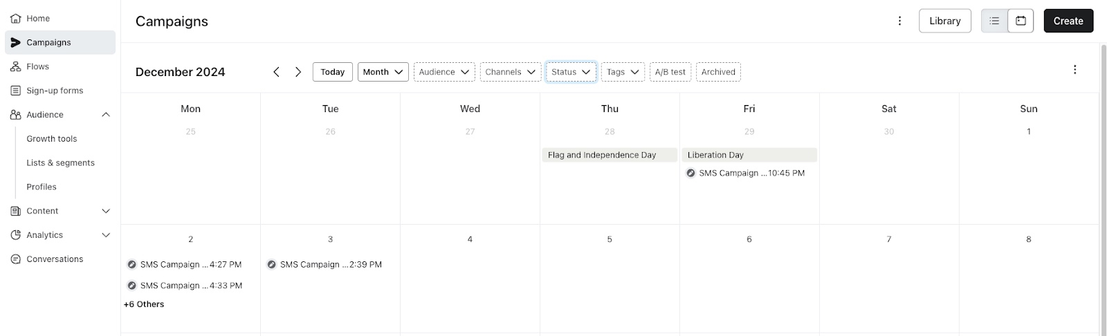 Vista del calendario de campañas para diciembre de 2024 que muestra ejemplos de campañas SMS programadas en varias fechas